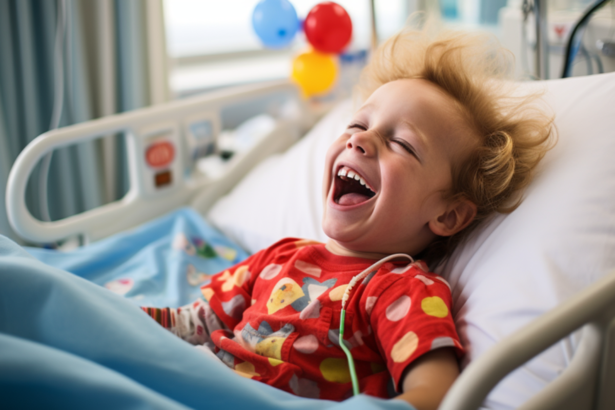 Kindje in het ziekenhuis die vrolijk lacht